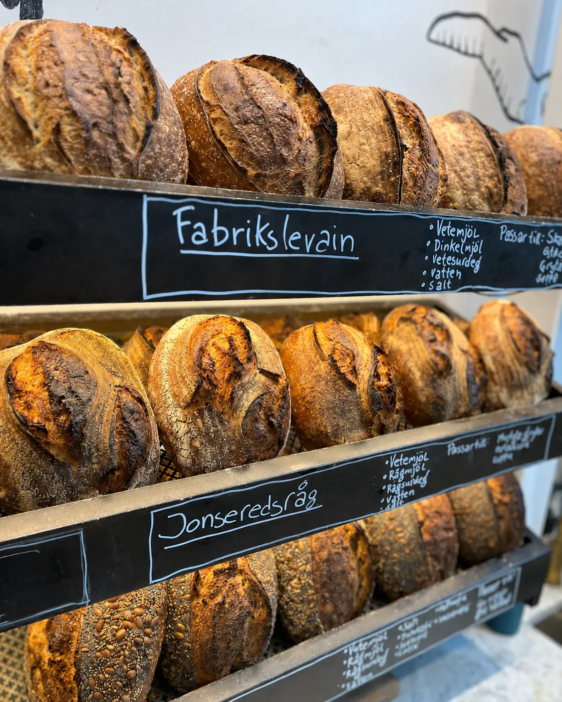 Nybakade surdegsbröd på hyllorna hos Brödfabriken i Jonsered